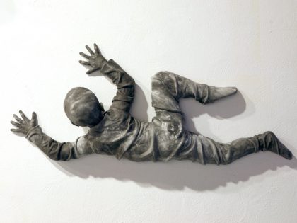 José Cobo: Niño trepando por la pared girando, 2014. Resina de epoxi marrón, 97x53x20 cm.