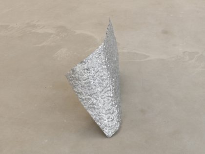Manuel Minch: Grieta 3, 2021. Pintura sobre aluminio, 33x50x16 cm
