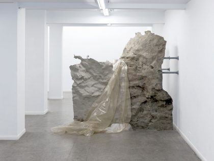 Carlos Irijalba: Sin título (Skins), 2014.   Resina, fibra de vidrio biaxial, polvo de piedra pigmentada, anclajes metálicos y plástico reciclado, 215 x 170 x 220 cm