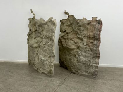 Carlos Irijalba Sin título (Skins), 2014. Resina, fibra de vidrio biaxial, polvo de piedra pigmentada y anclajes metálicos, 170 x 220 x 100 cm