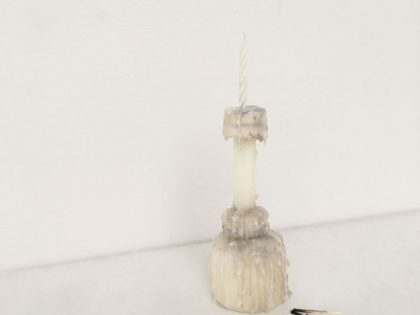 Sara Reyes, #candle-shaped candlestick, 2021. Cera y cerillas, 22 x 8 x 8 cm