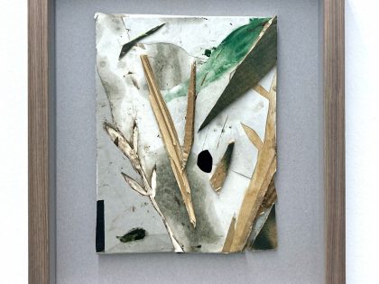 Miguel Ángel Tornero: Sin título, 2022. Collage sobre papel de estraza sobre cartón en marco de madera de nogal y cristal museo antirreflejo. 48x41 cm.