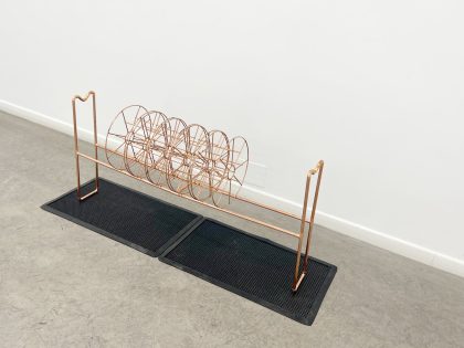 Luis López Lejardi: Sin título, 2022. Cobre, bobina cobrizada y caucho, 58x140x40 cm