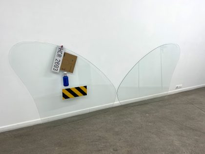 Luis López Lejardi: Sin título, 2022. Cristal, aluminio, botella, cartón y señal, 115x315x8 cm