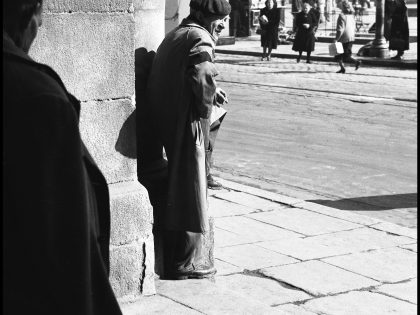 Carlos Saura: Serie Madrid, 1955. Fotografía en blanco y negro, 40x40 cm ©Carlos Saura