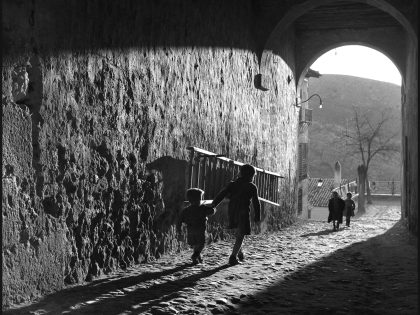 Carlos Saura: Serie Cuenca, 1952. Fotografía en blanco y negro, 40x40 cm ©Carlos Saura