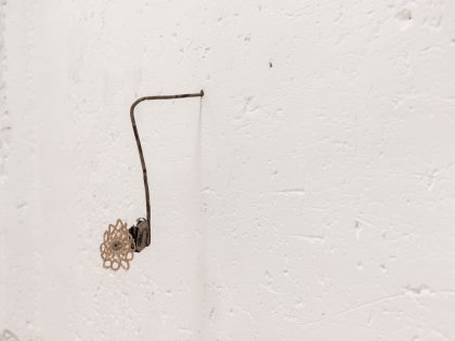 sara reyes: to be sun, to be sunflower II, 2025. Barra metálica, mecanismo de cuerda, fragmento de tapete, resina de poliéster, cerámica esmaltada. Sara Reyes to be sun, to be sunflower II 26x12x26 cm