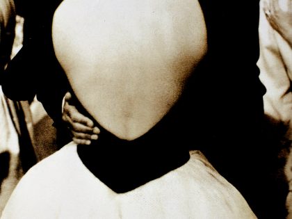 Pilar Cossío: Desert (Kim), 2003. Fotomontaje, impresión sobre papel Lambda y tul negro