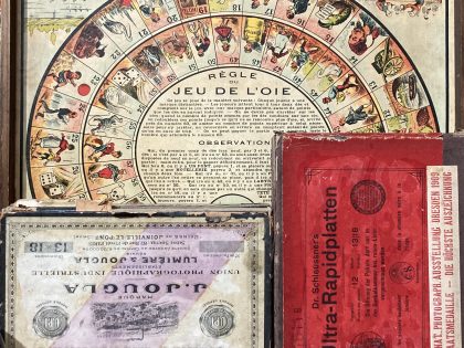 Pilar Cossío: Le jeu de l'Oie I (El juego de la Oca I), 2026. Ready-made: Tablero del juego de la oca, cajas de películas antiguas y reclinatorio. Dimensiones variables